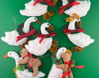 Handgemaakte gansviltornamenten: feestelijke kerstbedel