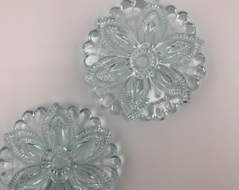 Par de prendedores de cortina vintage em vidro prensado azul claro com flores - prendedores de cortina com rosetas florais - sem ferragens - décadas de 1940 a 1960