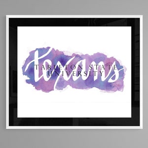 Könnte beinhalten: Ein Aquarellbild des Wortes "Texans" in weißen Buchstaben auf einem violetten und blauen Aquarellhintergrund. Der Text "Tarleton State University" ist in Schwarz unter dem Wort "Texans" geschrieben.