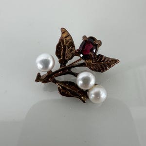 Garnet Vintage gold to e brooch