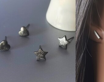 Pendientes de botón con forma de corazón y estrella negros, con cierre de plata de ley.
