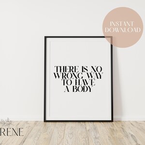 Puede incluir: Arte de pared imprimible en blanco y negro con el texto "No hay una forma incorrecta de tener un cuerpo" en una fuente moderna. El arte est&aacute; enmarcado en un marco negro y se muestra en una pared blanca.