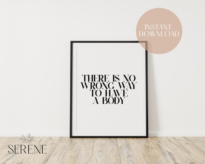 Puede incluir: Arte de pared imprimible en blanco y negro con el texto "No hay una forma incorrecta de tener un cuerpo" en una fuente moderna. El arte est&aacute; enmarcado en un marco negro y se muestra en una pared blanca.
