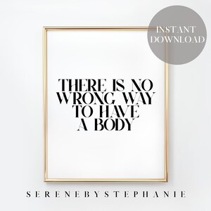 Puede incluir: Una descarga digital imprimible de un p&oacute;ster de tipograf&iacute;a en blanco y negro con el texto "No hay una forma incorrecta de tener un cuerpo". El p&oacute;ster est&aacute; enmarcado en un marco dorado y tiene el texto "Serene by Stephanie" en la parte inferior.