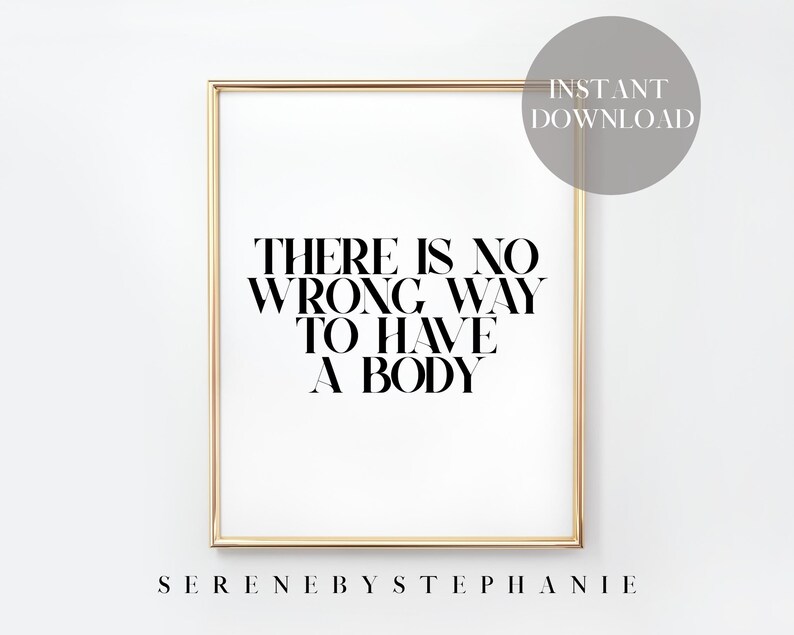 Puede incluir: Una descarga digital imprimible de un p&oacute;ster de tipograf&iacute;a en blanco y negro con el texto "No hay una forma incorrecta de tener un cuerpo". El p&oacute;ster est&aacute; enmarcado en un marco dorado y tiene el texto "Serene by Stephanie" en la parte inferior.