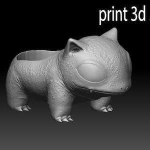 Peut inclure: Un pot de fleurs imprimé en 3D en forme de personnage de dessin animé. Le pot est gris et a une surface texturée. Le personnage a de grands yeux et une grande bouche. Le pot a une petite ouverture en haut pour planter.