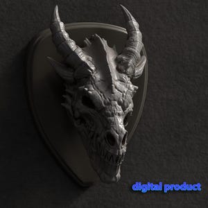 Peut inclure: Une sculpture détaillée d'une tête de dragon grise avec de grandes cornes, montée sur une plaque en forme de bouclier. Le visage du dragon présente des textures complexes et des dents acérées. Le texte "digital product" est visible en bleu.