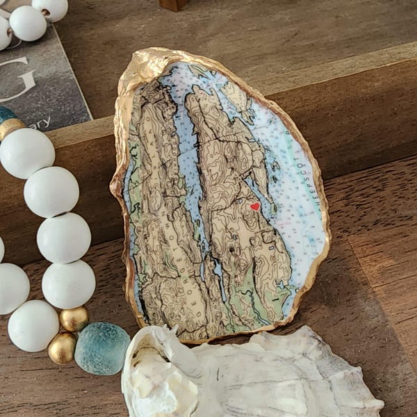 Concha de ostra con un corazón rojo que marca la ubicación especial, aniversario, compromiso, regalo de bodas, recuerdo de evento, nuevo propietario, en caja de regalo