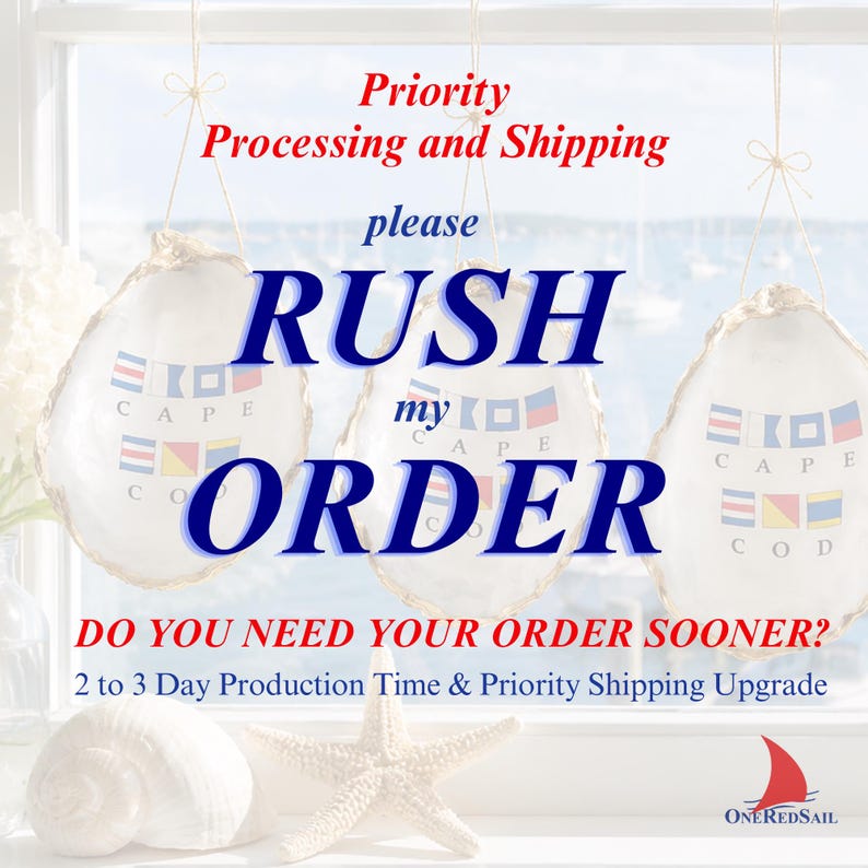 K&ouml;nnte beinhalten: Drei wei&szlig;e Austernschalen, die an Schn&uuml;ren h&auml;ngen, jeweils mit nautischen Signalflaggen und dem Text CAPE COD. Das Bild enth&auml;lt den Text Priority Processing and Shipping, RUSH my ORDER, DO YOU NEED YOUR ORDER SOONER? 2 to 3 Day Production Time & Priority Shipping Upgrade sowie ein Logo mit einem roten Segel.