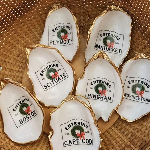 Al entrar en las ciudades y pueblos de Massachusetts, decorados con coronas navideñas, elige tu pueblo favorito, hogar para las fiestas, opción de adorno, caja de regalo
