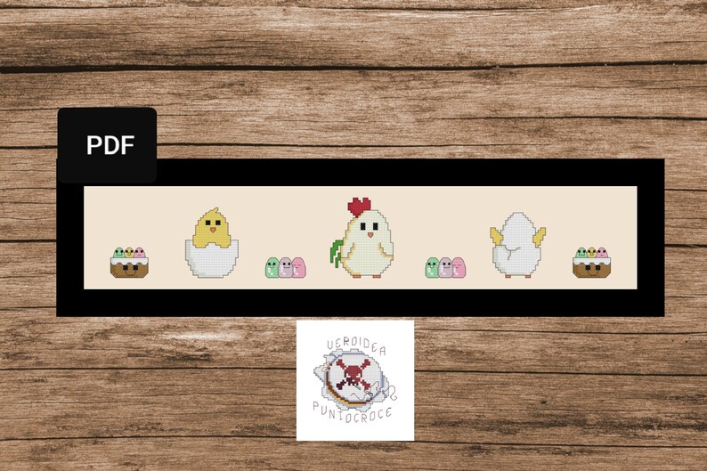 K&ouml;nnte beinhalten: Ein Kreuzstichmuster mit einem gelben K&uuml;ken, das aus einem Ei schl&uuml;pft, einem wei&szlig;en Huhn und einem Korb mit bunten Eiern. Das Muster ist gerahmt und enth&auml;lt den Text "Uscroidiga PuntoCroce".