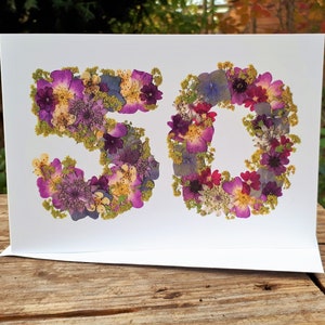 Carte personnalisée 50e anniversaire d'or, impression fleurs pressées