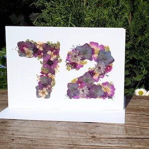 Carte personnalisée 72e anniversaire, impression fleurs pressées