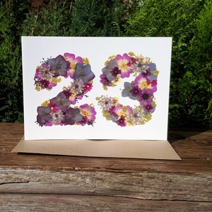 Carte personnalisée numéro 23, impression fleurs pressées