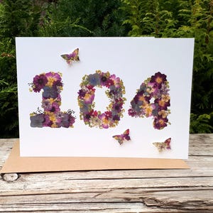 Carte personnalisée pour 104e anniversaire, impression fleurs pressées
