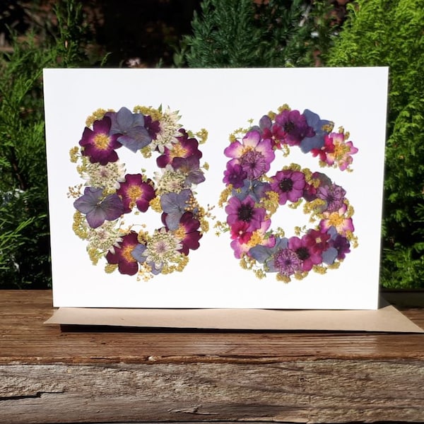 Carte personnalisée 86e anniversaire, impression fleurs pressées