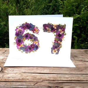 Carte personnalisée 67e anniversaire, impression fleurs pressées,