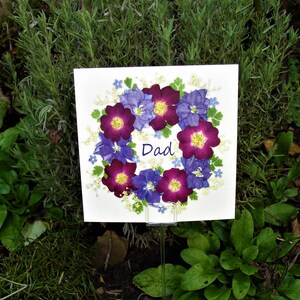 Carte commémorative de papa au cimetière, imprimé de fleurs pressées