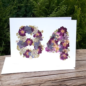 Carte personnalisée 84e anniversaire, impression fleurs pressées