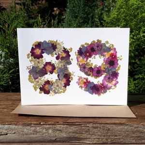 Carte personnalisée 89e anniversaire, impression fleurs pressées
