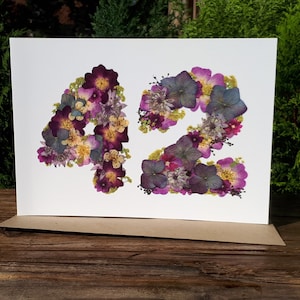 Carte personnalisée numéro 42, impression fleurs pressées
