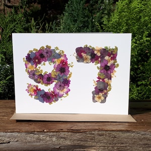 Carte personnalisée 97e anniversaire, impression fleurs pressées