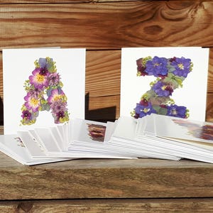 Lettres de l'alphabet de A à Z, impressions de fleurs pressées personnalisées, cartes vierges, carte d'anniversaire de maman