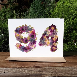 Carte personnalisée 94e anniversaire, impression fleurs pressées