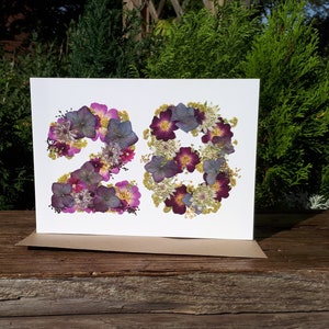 Carte personnalisée numéro 28, impression fleurs pressées