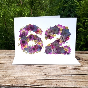 Carte personnalisée 62e anniversaire, impression fleurs pressées