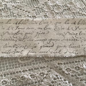 Peut inclure: Un gros plan sur un morceau de tissu avec un fond blanc et du texte noir. Le texte dit : "que la ch bible dans ur, que la chlebte Sans Cur), que an bu On l'ans rien, Lu Ou l'Jans rier, in- purps derrièrement, des cang yeux Ferrière iel d'antonzert sur un ciel d'auto zest"