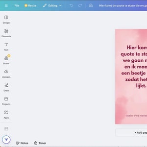 Op de afbeelding: Een roze en witte ontwerptemplate met de tekst "Hier komt de quote te staan die we gaan maken en ik maak het een beetje langer zodat het echt lijkt." De tekst is in het Nederlands. Het ontwerp bevat ook een blauwe bloemgrafiek.