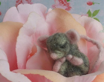 Handgemaakte vilten muis - Naaldmuis - slapende muis- cadeau-Grijze muis- Miniatuur muis- Wol- Rosetreefeltgarden wolculptuur