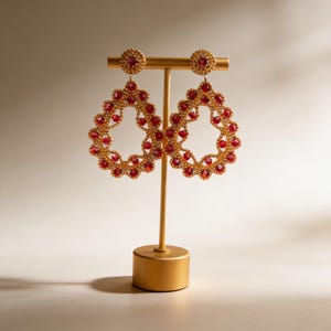 Ruby Royale – Statement Ohrringe rubinrot mit gold | handgemachte Tropfenohrringe mit Miyuki Perlen & facettierten Glasperlen