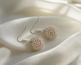 Ivory Glow – handgemachte runde Ohrringe creme champagner mit silber – Miyuki Perlen & facettierte Glasperlen – Edelstahl Ohrhaken – elegant