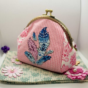 Bolsa de cosméticos, bolsa de algodão rosa com fecho de metal, com penas costuradas em cruz.