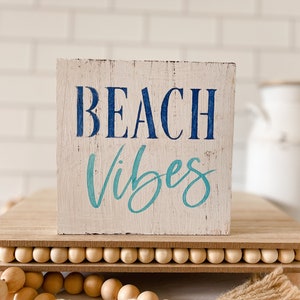Insegna in legno Beach Vibes: decorazione a vassoio a più livelli in stile costiero