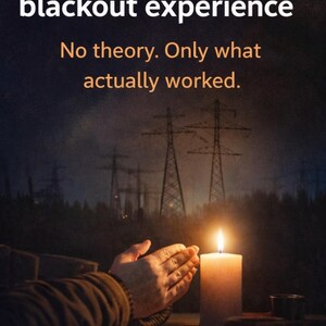 Puede incluir: Imagen con texto: "Basado en la experiencia real de un apag&oacute;n. Sin teor&iacute;a. Solo lo que realmente funcion&oacute;." Una vela encendida ilumina una mano y un fondo oscuro con l&iacute;neas el&eacute;ctricas.