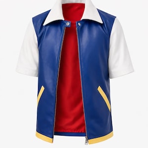 Può includere: Un gilet blu e bianco con finiture gialle, sopra una camicia rossa. Il gilet ha un colletto bianco e maniche corte bianche. Il gilet è con cerniera e ha dettagli gialli sul davanti.