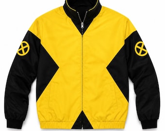 Puede incluir: Una chaqueta con cremallera amarilla y negra con cuello alto y mangas largas. El diseño incluye una gran forma de X amarilla en la parte delantera y trasera, con paneles negros en los costados y mangas. Un logotipo X-Men amarillo está en cada manga.