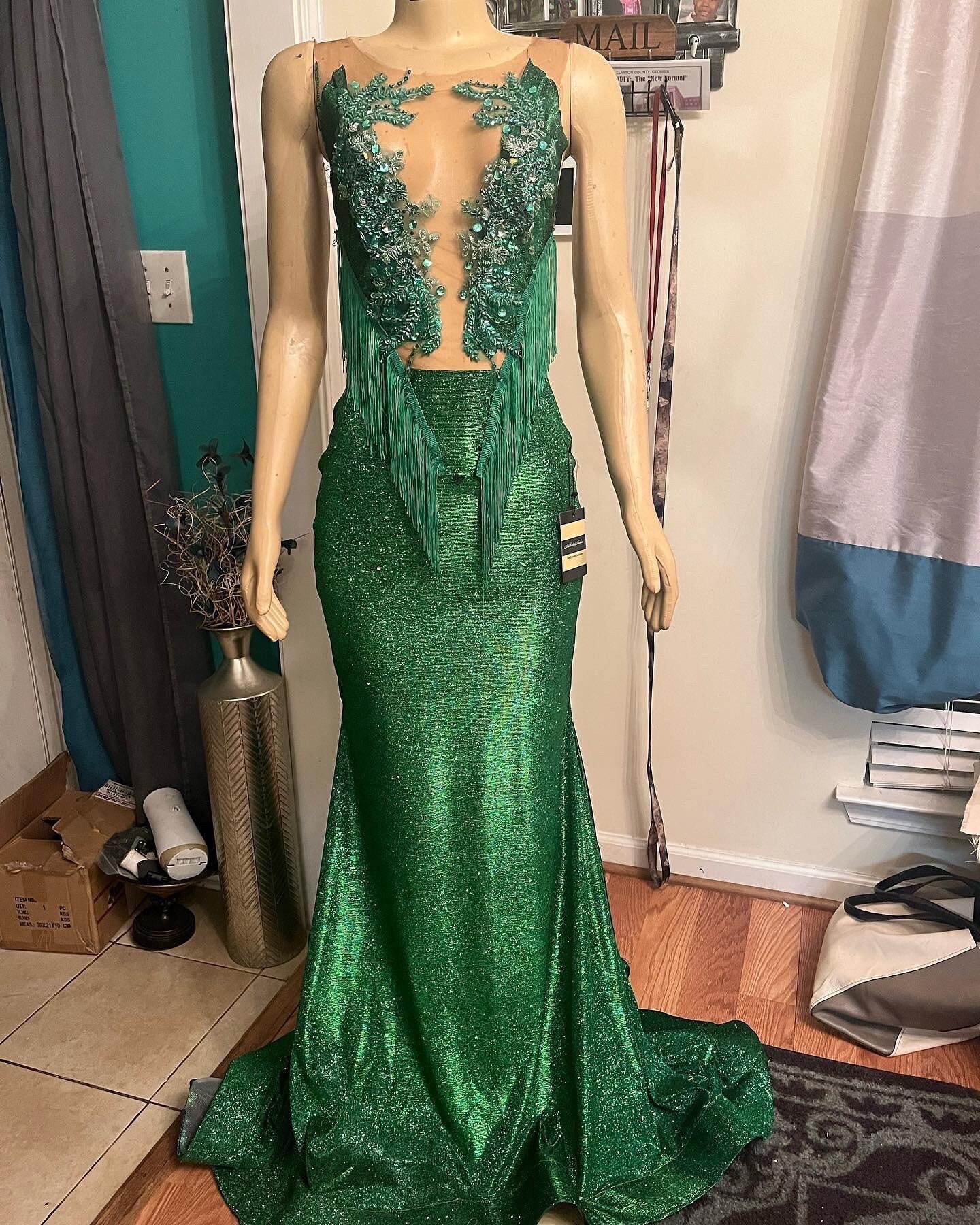 emerald green prom dresses 2023