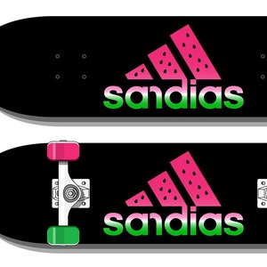 Peut inclure: Planche à roulettes noire avec un motif de pastèque rose et le mot "sandias" en lettres vertes. La planche à roulettes a des trucks noirs et des roues roses et vertes.