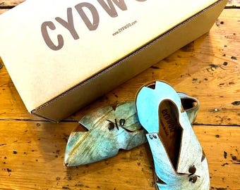 NEW w Dustbag CYDWOQ Blue & Tan Handmade Eco-Friendly "Pavillion" Flats 7.5M [368USD]