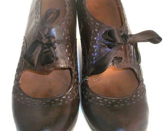 Naya Brown Leather Curvy Heel Ribbon-Laced Pumps 7.5M