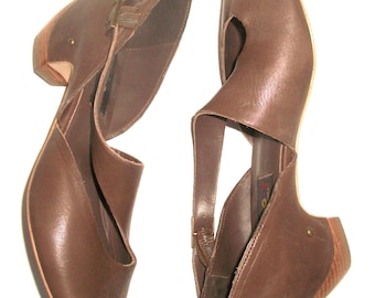 Everybody by B.Z.Moda Taupe Leather LowHeel Open Toe Shoes w Asymmetric Strap 8M