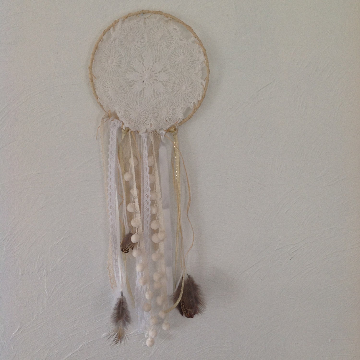 Attrappe-Rêves/Dreamcatcher en Rafia , Napperon Brodé Ancien, Ruban, Plumes