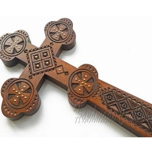Neues exklusives handgefertigtes geschnitztes Holzwandkreuz. Dekoratives Wandkreuz #17-4