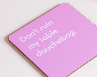 Posavasos divertido con el mensaje "No arruines mi mesa, imbécil" - Regalo divertido para inauguración de la casa - Regalo para un nuevo hogar - Accesorio para el hogar brillante y colorido - Posavasos rosa