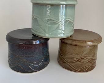 Beurrier français, Garde-beurre, Cruche de beurre, Prêt à expédier, Fait main, Tourné en grès, Céramique, Poterie