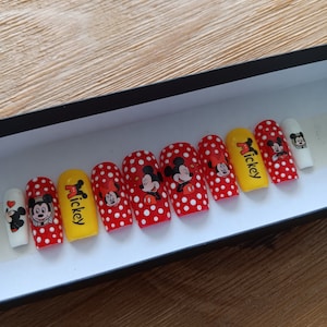 Cartoon Freestyle Polka Dots Press On Nails Set